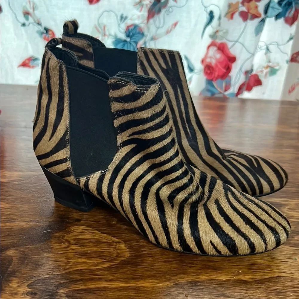 Aldo Black and Brown Ankle Boots Sleek Modern Design